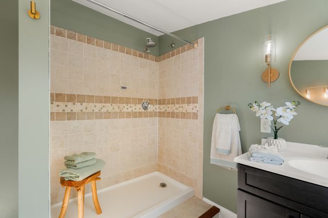 60 Guernsey St 6, Boston, MA 02131