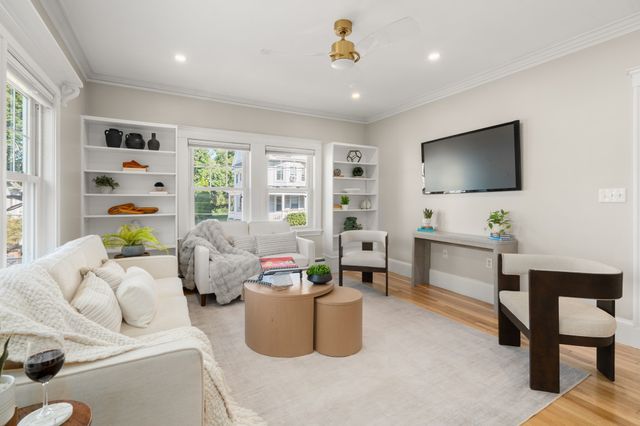 60 Guernsey St 6, Boston, MA 02131