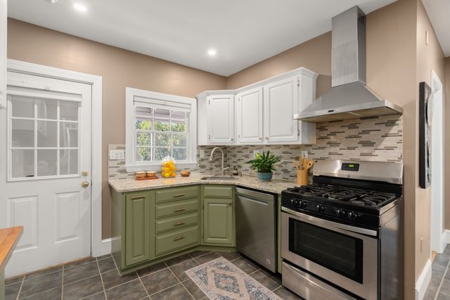 60 Guernsey St 6, Boston, MA 02131