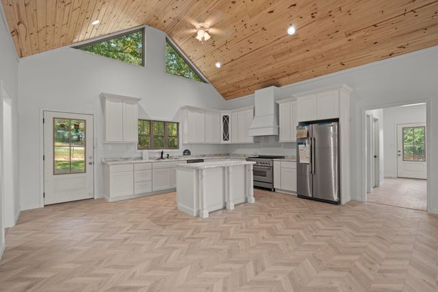 324 Fisherdale Dr, Decaturville, TN 38329