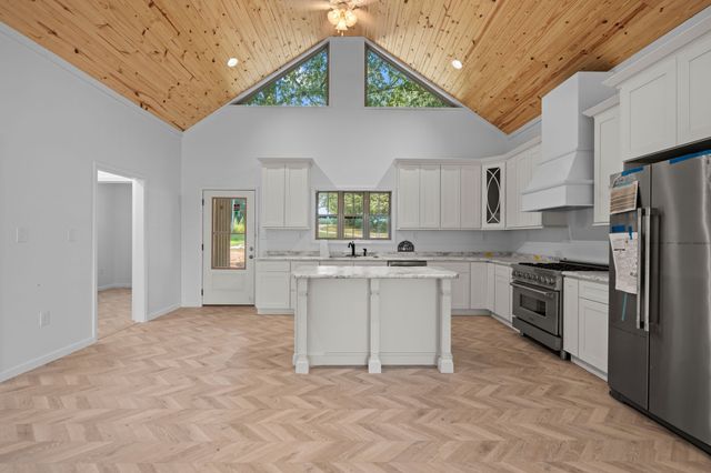 324 Fisherdale Dr, Decaturville, TN 38329