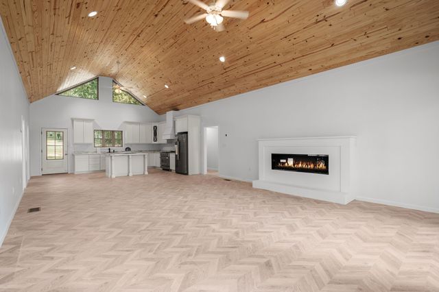 324 Fisherdale Dr, Decaturville, TN 38329