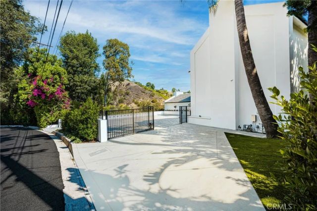 3566 Beverly Glen, Sherman Oaks, CA 91423