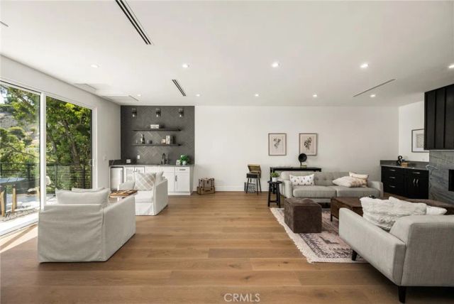3566 Beverly Glen, Sherman Oaks, CA 91423