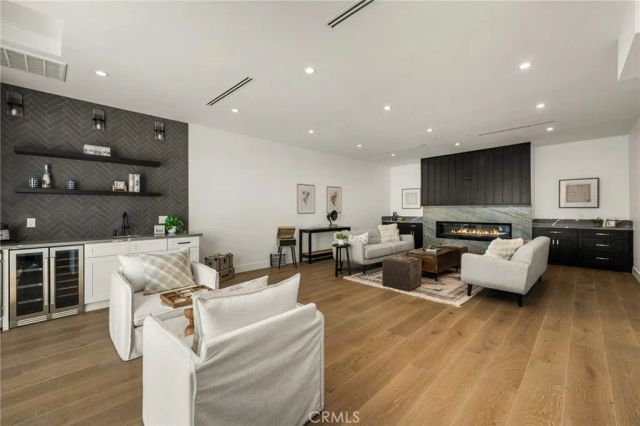 3566 Beverly Glen, Sherman Oaks, CA 91423