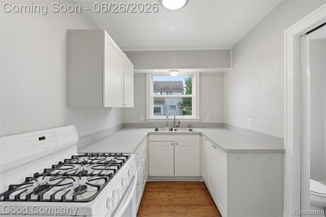 1956 Pinecrest Drive, Ferndale, MI 48220