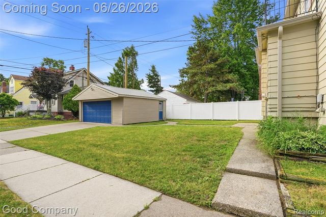 1956 Pinecrest Drive, Ferndale, MI 48220