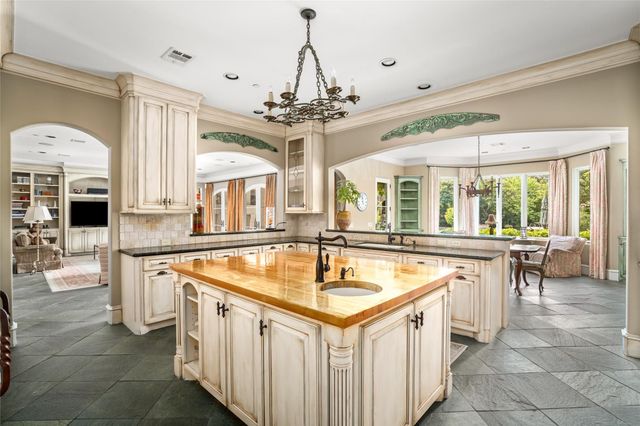 4 Glendenning Lane, Houston, TX 77024