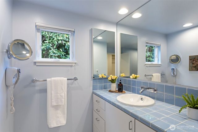 3813 NE 70th Street, Seattle, WA 98115