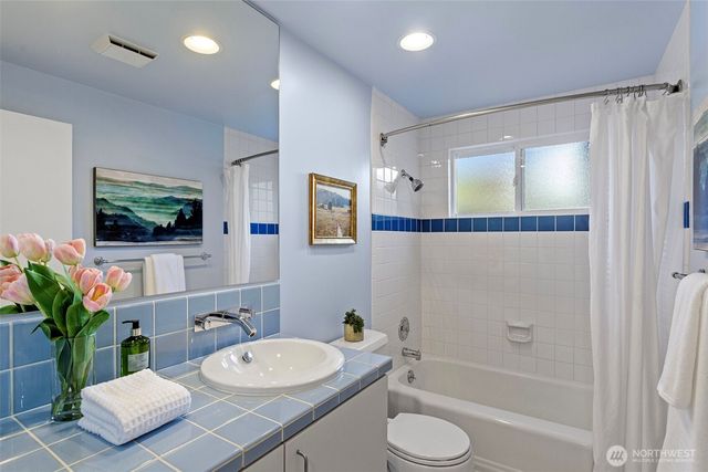 3813 NE 70th Street, Seattle, WA 98115