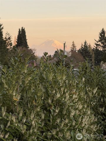 3813 NE 70th Street, Seattle, WA 98115