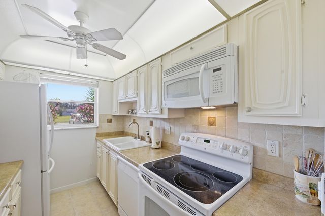 940 S Drive Terrace A, Delray Beach, FL 33445