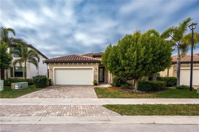 9215 Shadow Oak LN, Naples, FL 34120
