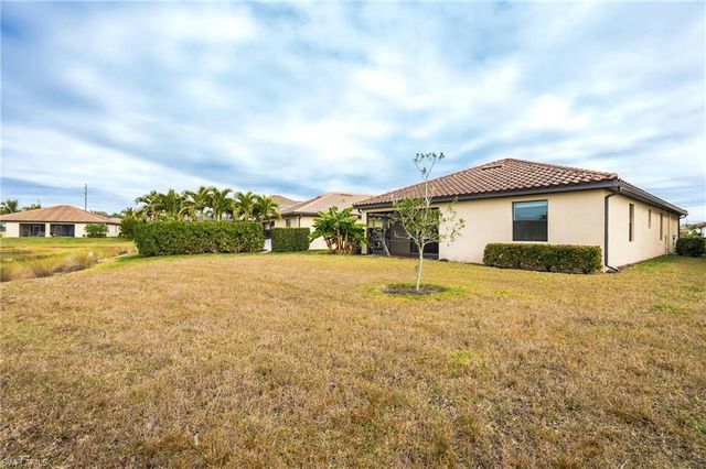 9215 Shadow Oak LN, Naples, FL 34120