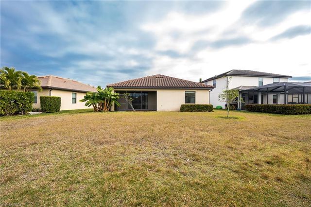 9215 Shadow Oak LN, Naples, FL 34120