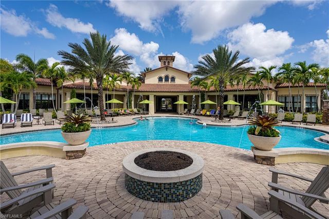 9215 Shadow Oak LN, Naples, FL 34120