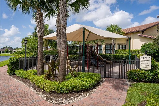 9215 Shadow Oak LN, Naples, FL 34120