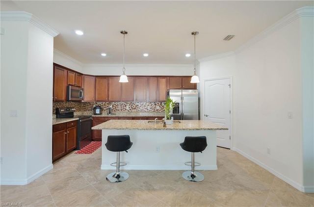 9215 Shadow Oak LN, Naples, FL 34120