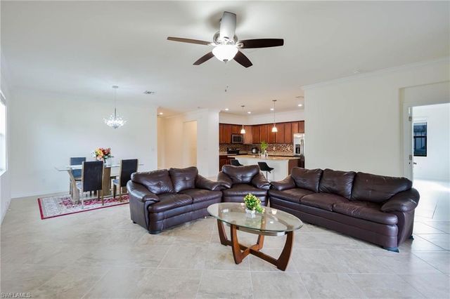 9215 Shadow Oak LN, Naples, FL 34120