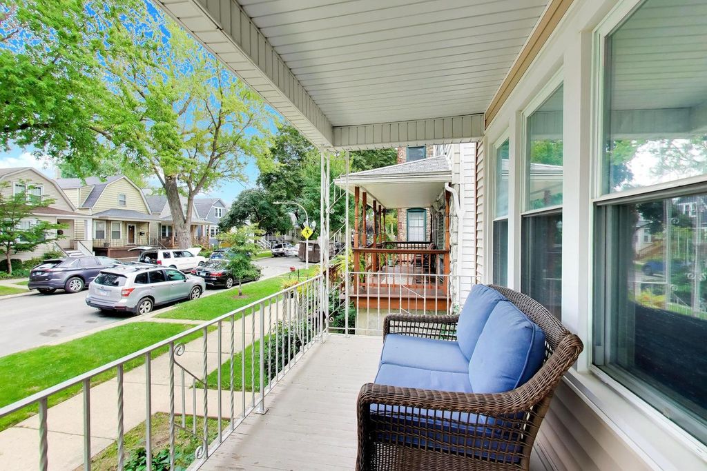4132 N Maplewood Avenue, Chicago, IL 60618 — photo 2