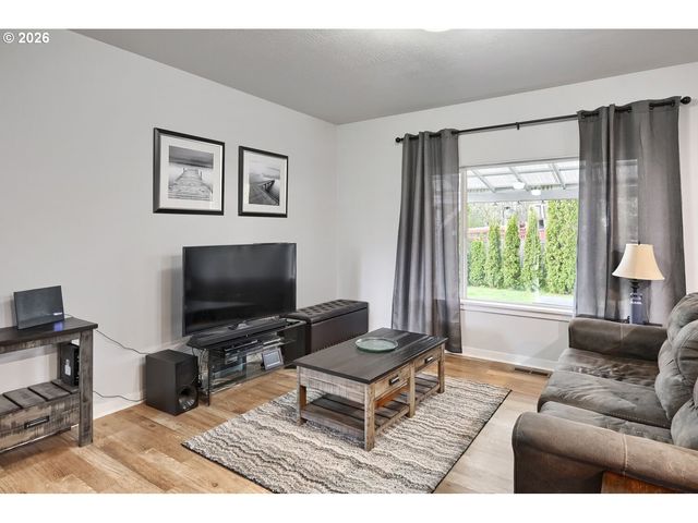 25124 CORKY Ln, Veneta, OR 97487