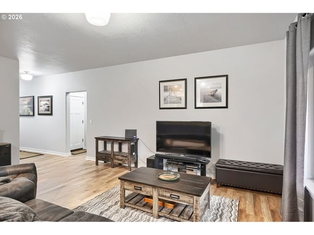 25124 CORKY Ln, Veneta, OR 97487