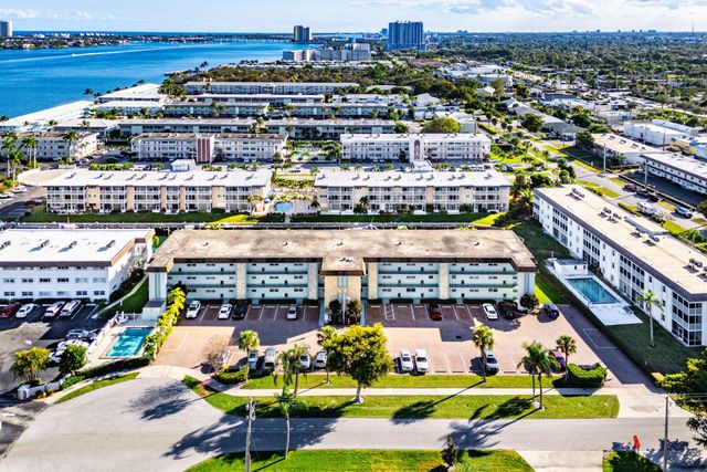 124 Shore Court 303, North Palm Beach, FL 33408