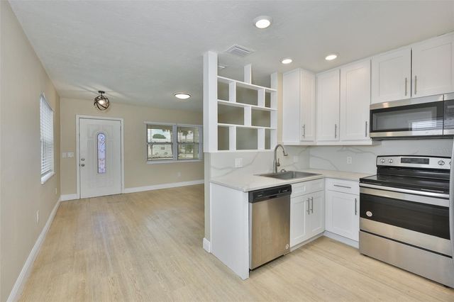 2450 40TH AVENUE N, St Petersburg, FL 33714