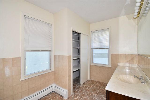 250 School St, Chicopee, MA 01013