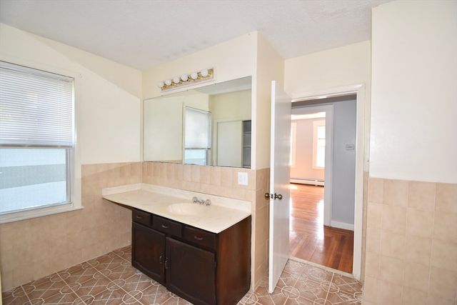 250 School St, Chicopee, MA 01013
