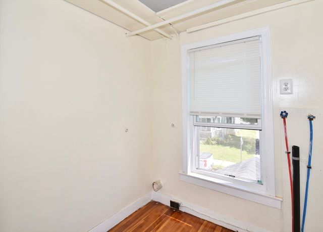 250 School St, Chicopee, MA 01013