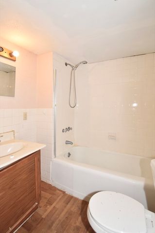 250 School St, Chicopee, MA 01013
