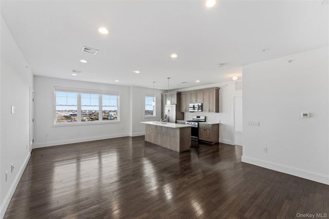 237 Marina Pointe Drive 237, East Rockaway, NY 11518