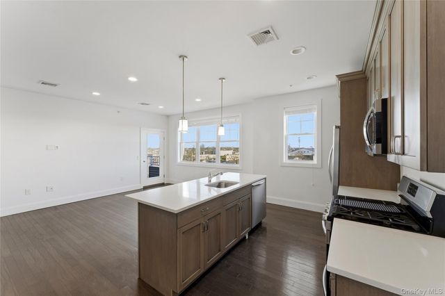 237 Marina Pointe Drive 237, East Rockaway, NY 11518