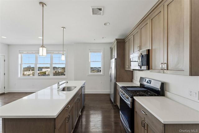 237 Marina Pointe Drive 237, East Rockaway, NY 11518