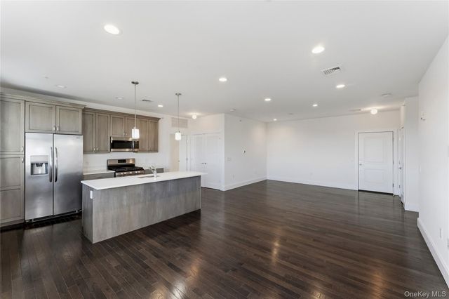 237 Marina Pointe Drive 237, East Rockaway, NY 11518