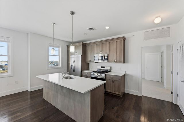 237 Marina Pointe Drive 237, East Rockaway, NY 11518