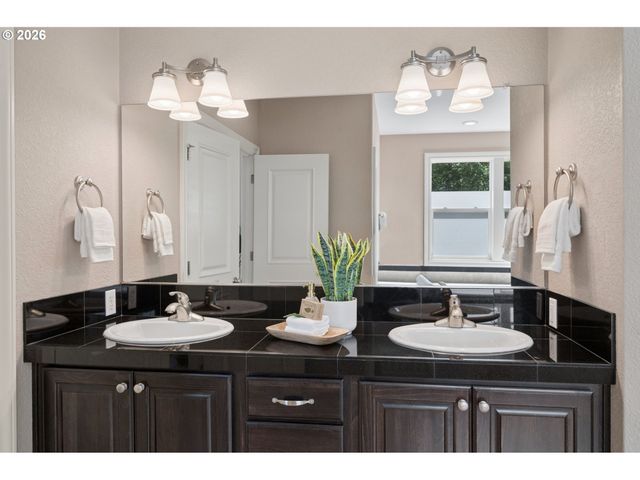 3864 Se HERON GLEN Way, Milwaukie, OR 97267