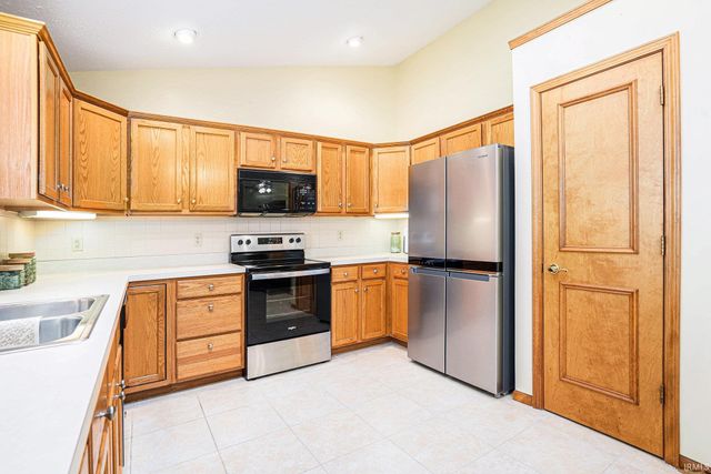 25855 Fox Tail Trail, South Bend, IN 46628