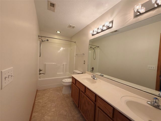 6128 NW 50th Street, Johnston, IA 50131