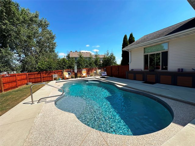 6128 NW 50th Street, Johnston, IA 50131