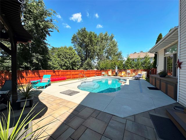 6128 NW 50th Street, Johnston, IA 50131