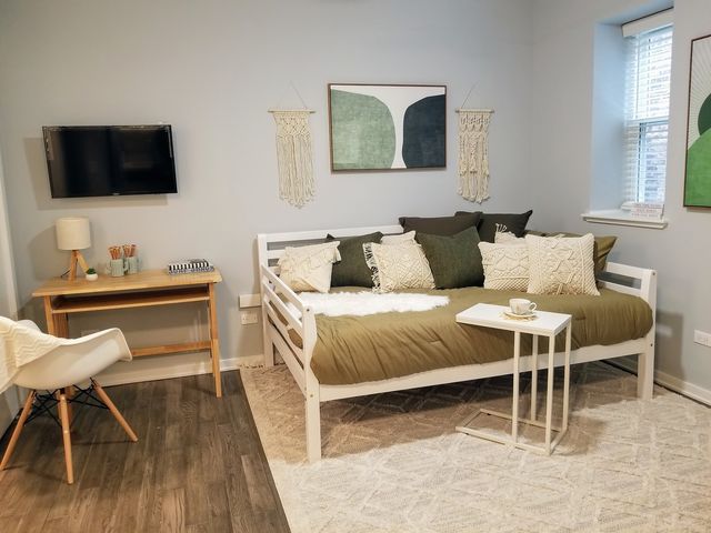 5240 N Winthrop Avenue 413, Chicago, IL 60640