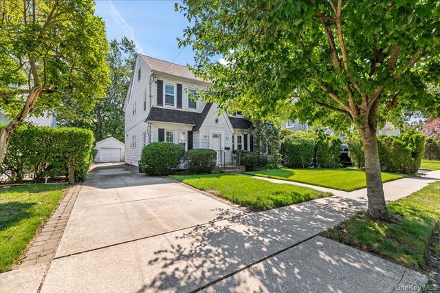 33 Lawrence Avenue, Malverne, NY 11565