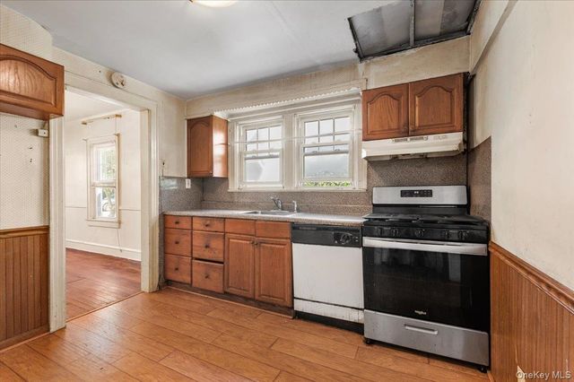 33 Lawrence Avenue, Malverne, NY 11565