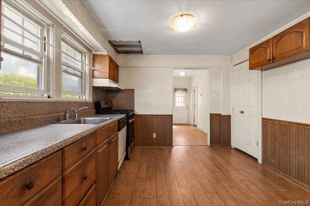 33 Lawrence Avenue, Malverne, NY 11565