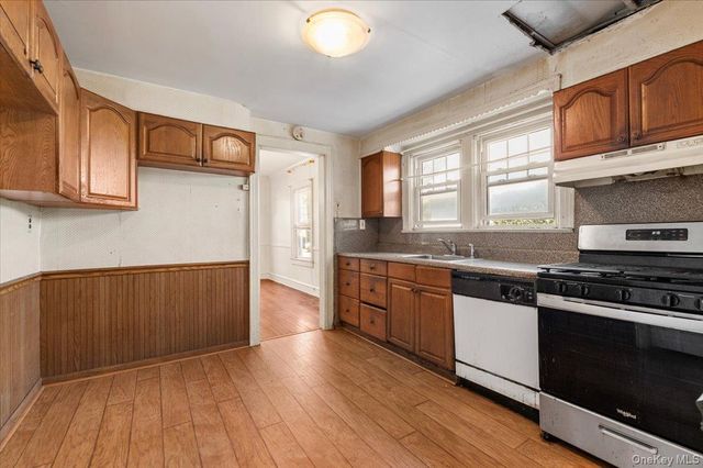 33 Lawrence Avenue, Malverne, NY 11565