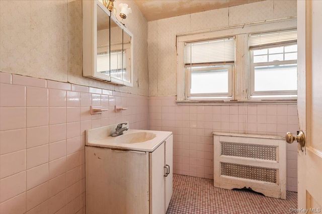 33 Lawrence Avenue, Malverne, NY 11565
