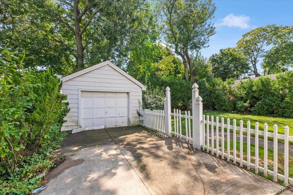 33 Lawrence Avenue, Malverne, NY 11565 — photo 3