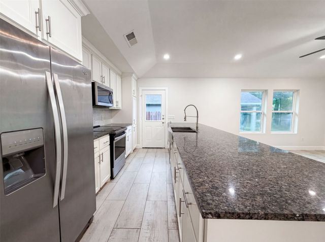 709 W Hull Street, Denison, TX 75020